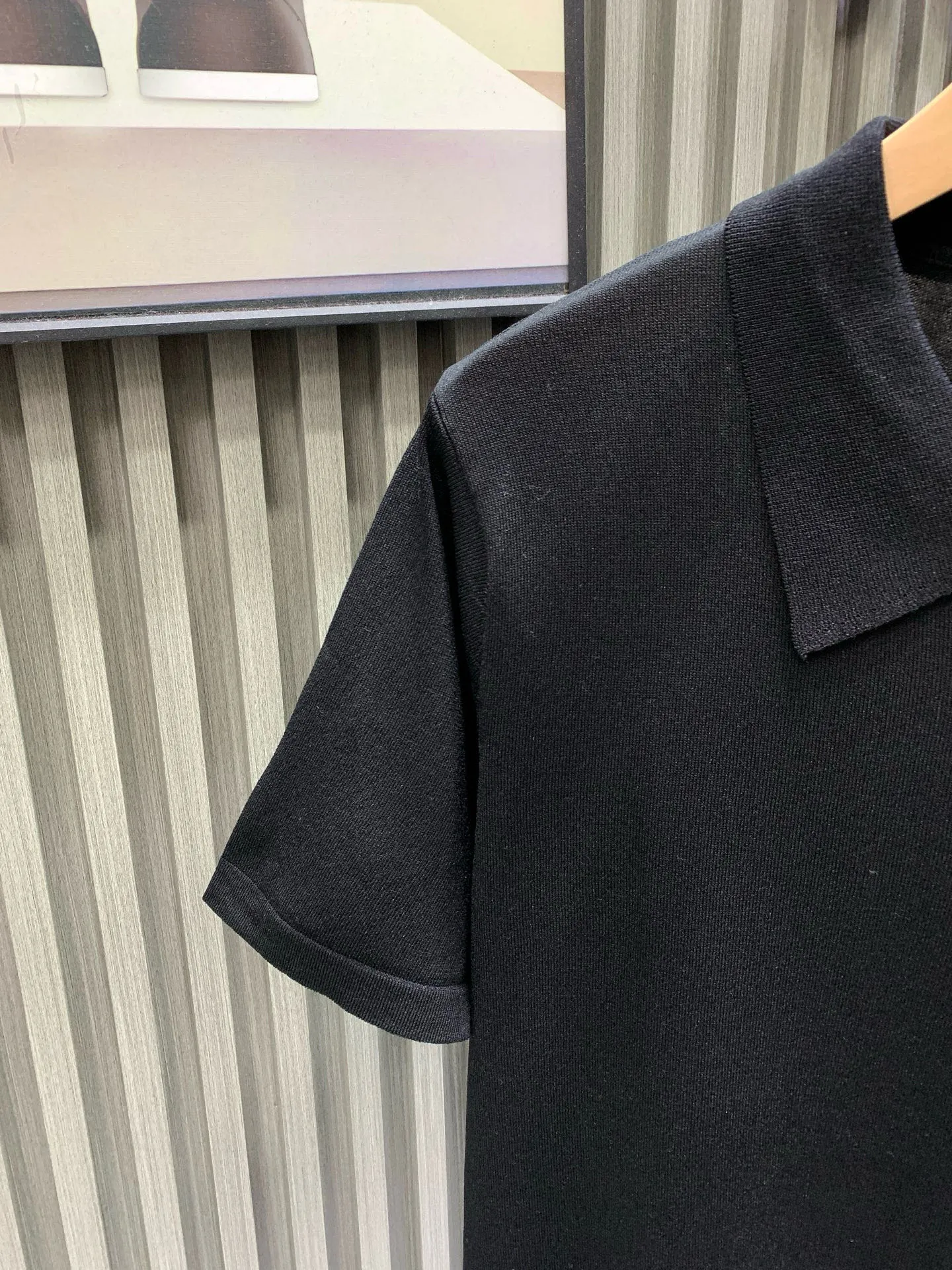 🅿️270 🀄️ Louis Vuitton LOUIS VUITTON polo collar embroidered logo short-sleeved polo shirt. Customized fine-needle 14-gauge woolen fabric. Comfortable and breathable. Stiff and stylish. The iconic logo embellishes the front. Sublimated by combining the logo sweater with the shirt. The three-dimensional silhouette optimizes body proportions. It has a slimming temperament. Fashionable and versatile. Uses embossed three-dimensional logo embroidery. Decorative technology that combines embossed and embroidery techniques. Increase the layering and three-dimensionality of the pattern. Three-dimensional seams are used. It uses a specific sewing method at the seams to make the clothes more three-dimensional and fit the body. The workmanship is cumbersome and complicated. The neckline and armpit sleeves are narrowed by a sewing machine. The edge is exposed and the jacquard effect is formed. The prominent pattern formed on the fabric through a specific weaving process adds visual effects and is neat and orderly.